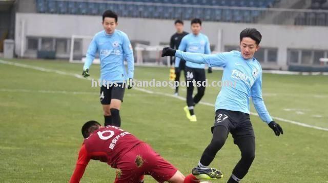 大连人主场逼平河北华夏幸福，积分保持稳定